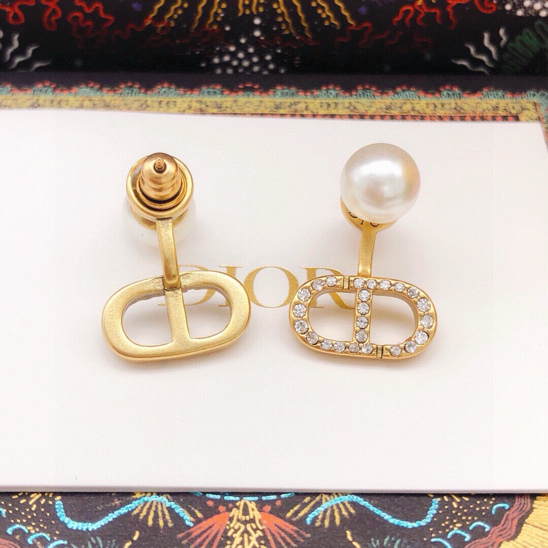 Dior 迪奥DIOR 新品 微镶钻CD珍珠耳钉 高端品质 1:1开模 同黄铜材质 高级925银针防过敏处理