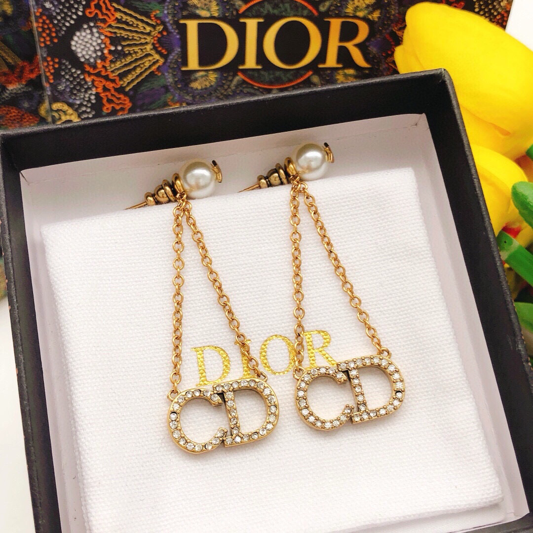 Dior 迪奥DIOR 新品 珍珠奶微镶钻CD流苏耳钉