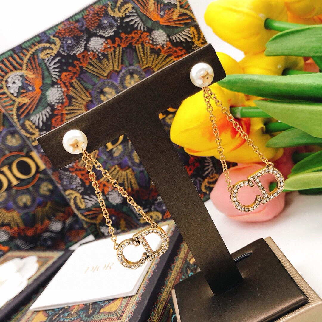 Dior 迪奥DIOR 新品 珍珠奶微镶钻CD流苏耳钉