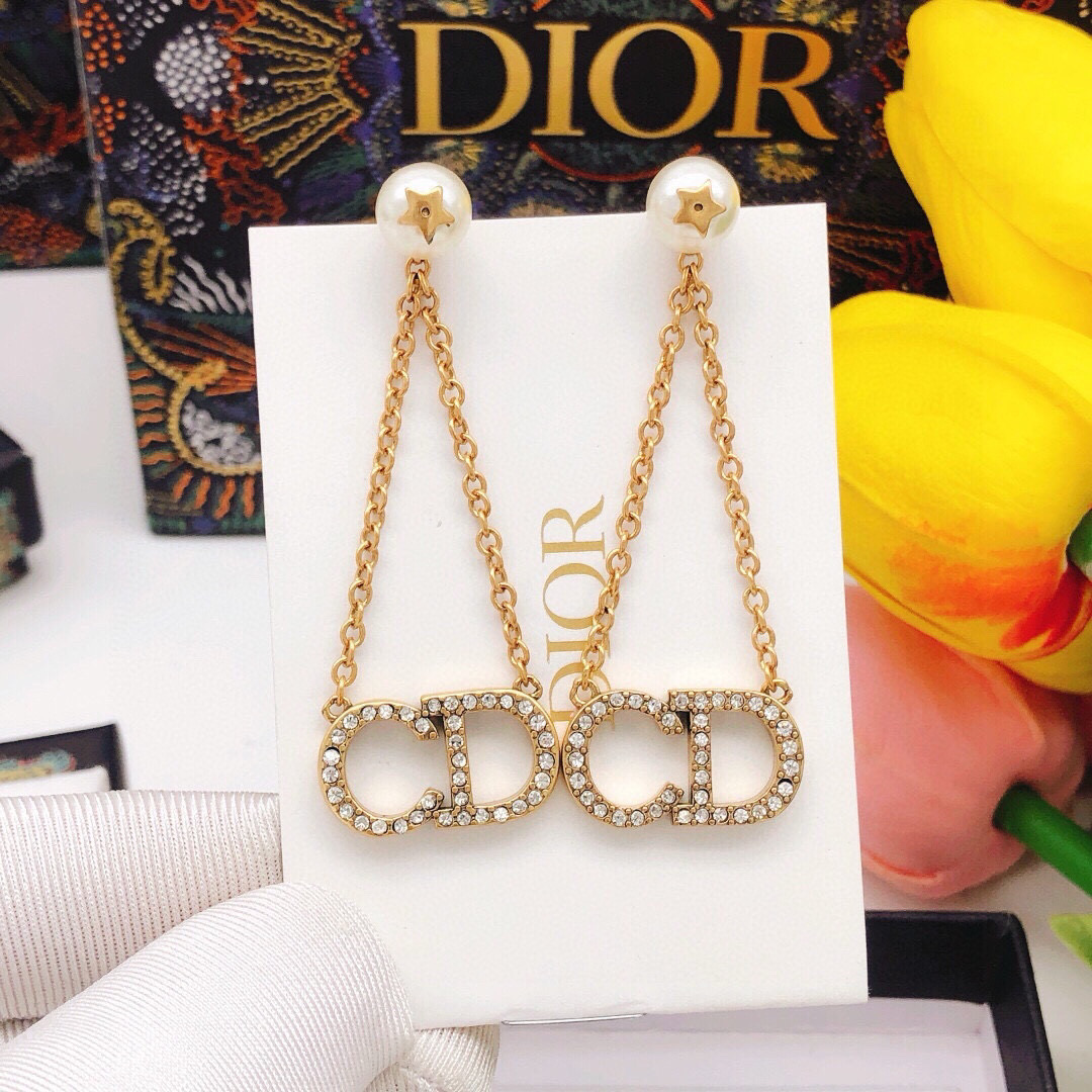 Dior 迪奥DIOR 新品 珍珠奶微镶钻CD流苏耳钉