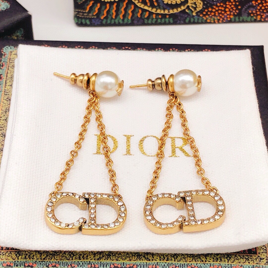 Dior 迪奥DIOR 新品 珍珠奶微镶钻CD流苏耳钉