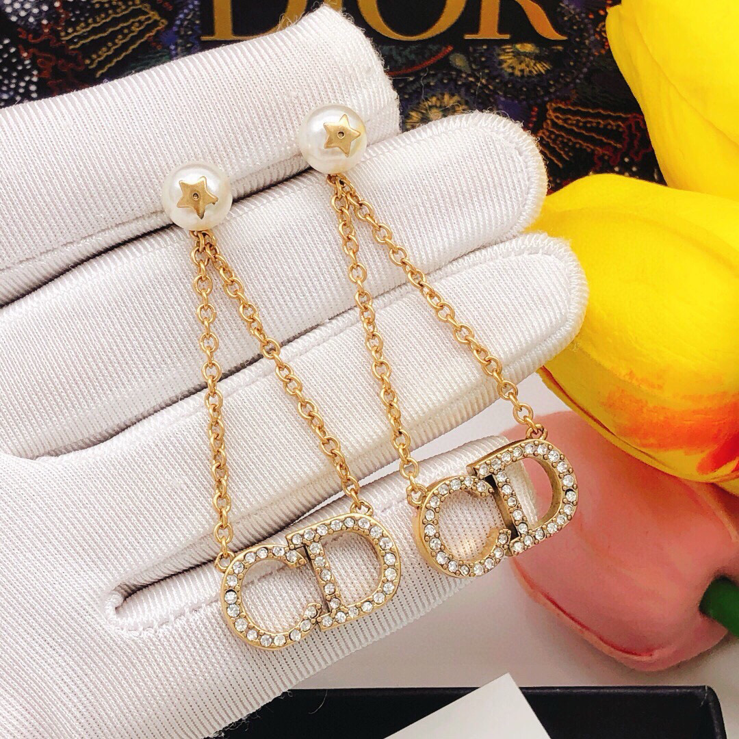 Dior 迪奥DIOR 新品 珍珠奶微镶钻CD流苏耳钉