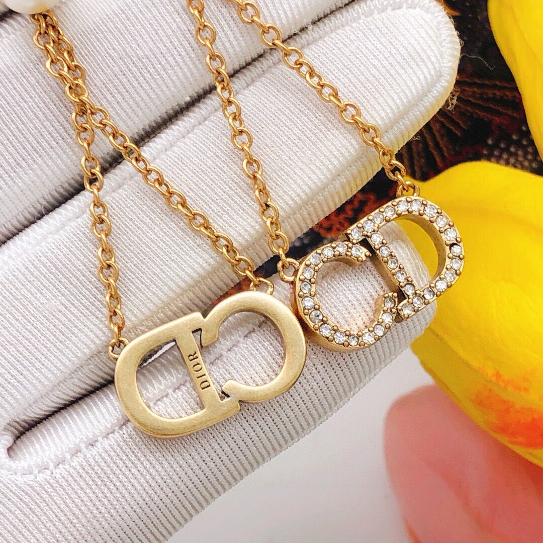 Dior 迪奥DIOR 新品 珍珠奶微镶钻CD流苏耳钉