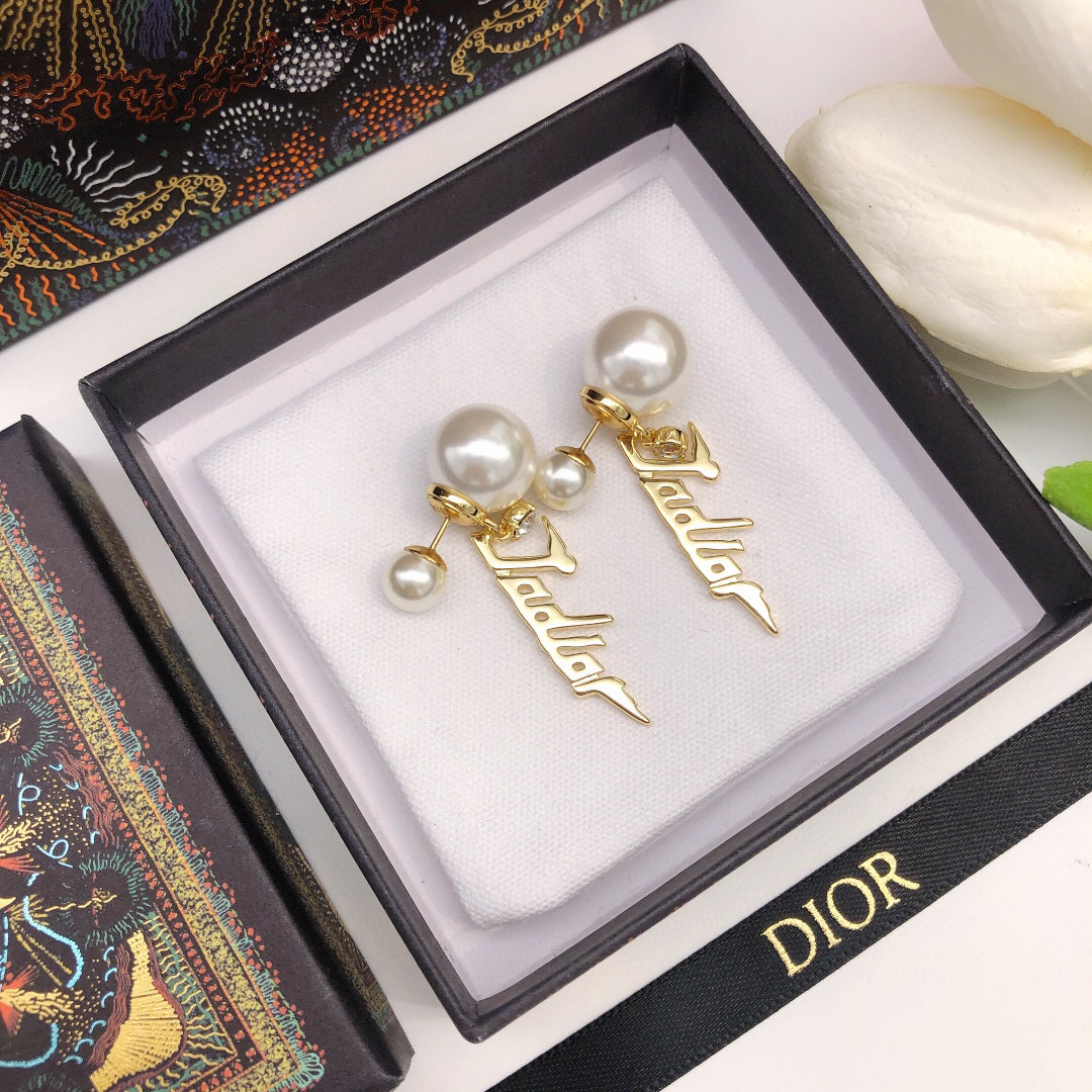Dior 迪奥 新品 DIOR字母大小珍珠耳钉 高端品质 1:1开模 同黄铜材质 高级925银针防过敏处理