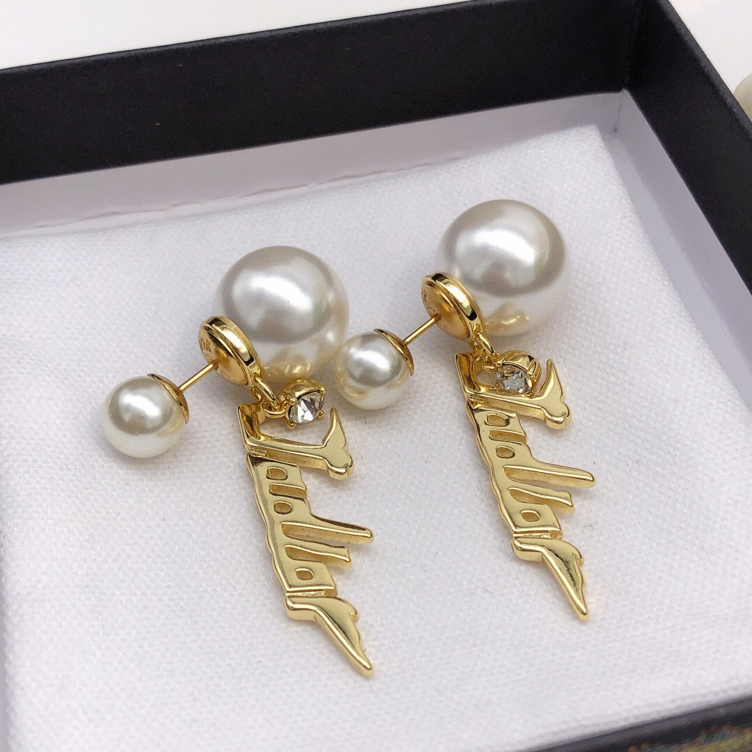 Dior 迪奥 新品 DIOR字母大小珍珠耳钉 高端品质 1:1开模 同黄铜材质 高级925银针防过敏处理