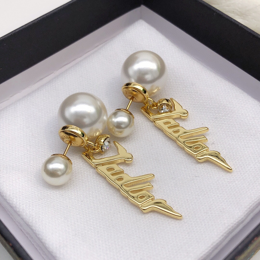 Dior 迪奥 新品 DIOR字母大小珍珠耳钉 高端品质 1:1开模 同黄铜材质 高级925银针防过敏处理