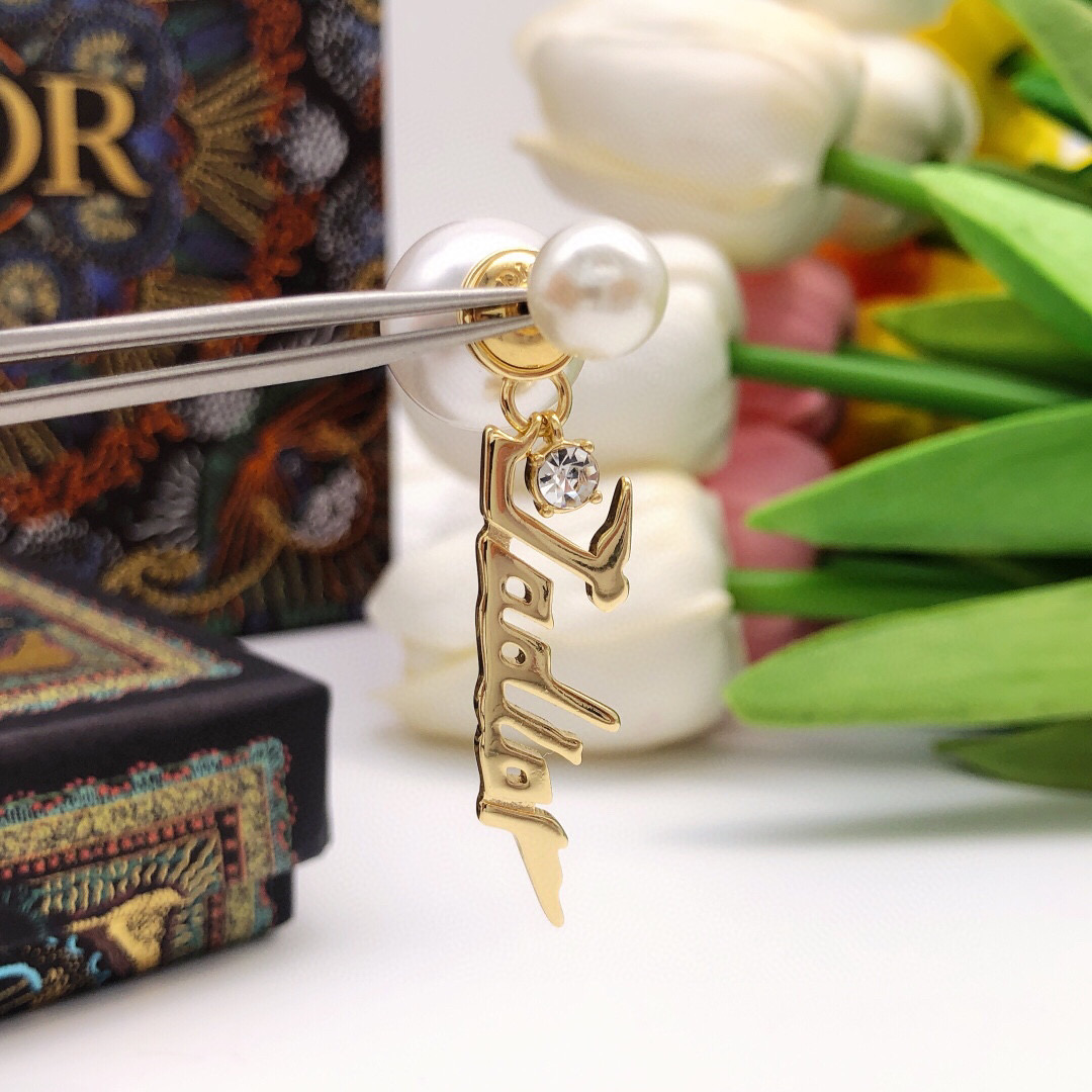 Dior 迪奥 新品 DIOR字母大小珍珠耳钉 高端品质 1:1开模 同黄铜材质 高级925银针防过敏处理