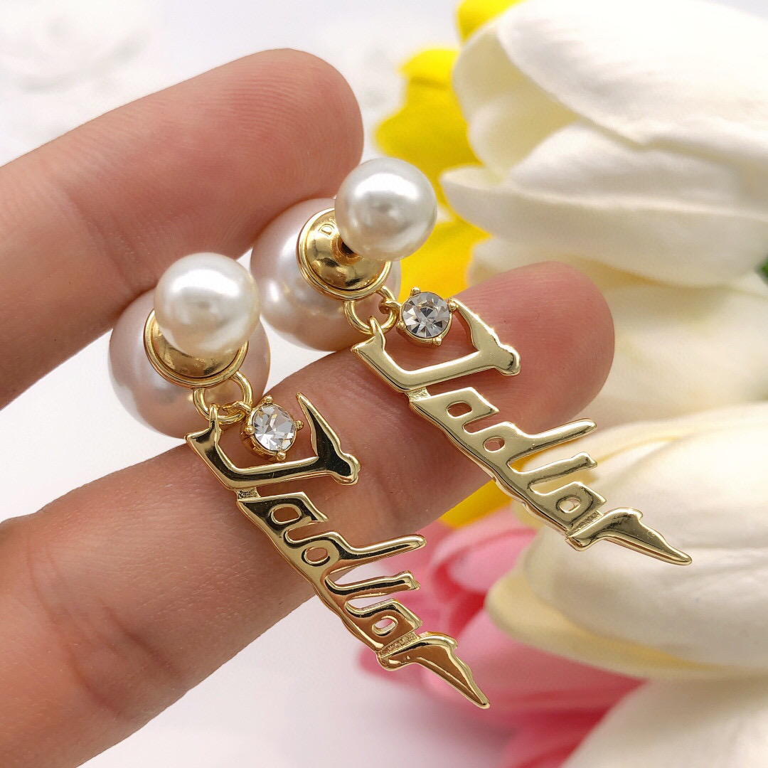 Dior 迪奥 新品 DIOR字母大小珍珠耳钉 高端品质 1:1开模 同黄铜材质 高级925银针防过敏处理