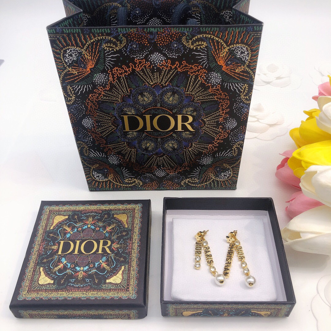 Dior 迪奥 新品 DIOR字母流苏珍珠耳钉 高端品质 1:1开模 同黄铜材质 高级925银针防过敏处理