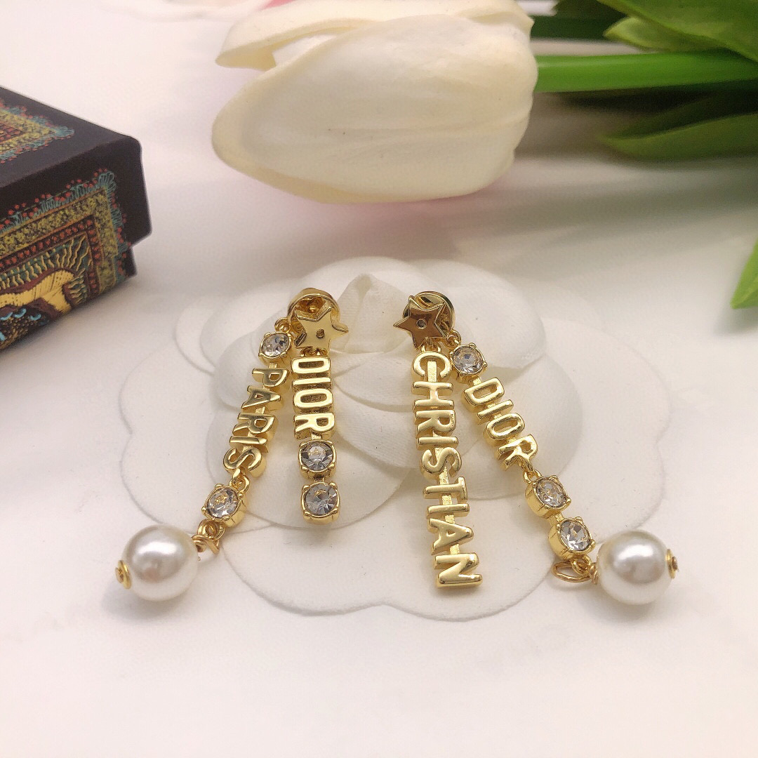 Dior 迪奥 新品 DIOR字母流苏珍珠耳钉 高端品质 1:1开模 同黄铜材质 高级925银针防过敏处理