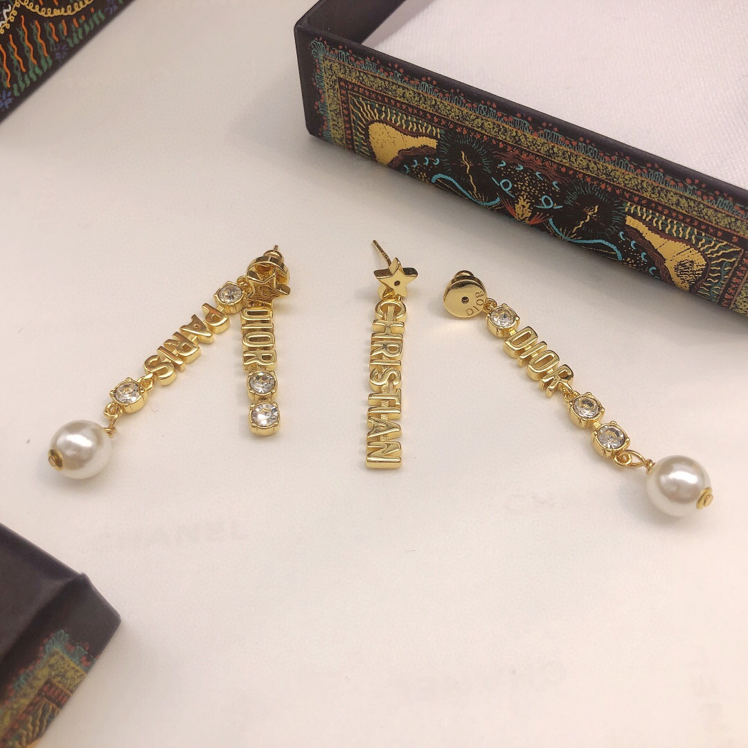 Dior 迪奥 新品 DIOR字母流苏珍珠耳钉 高端品质 1:1开模 同黄铜材质 高级925银针防过敏处理