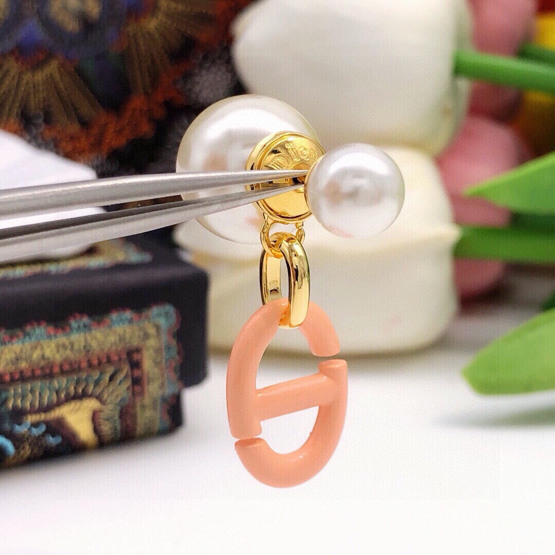 Dior 2021新款 DIOR迪奥粉色猪鼻耳钉 一致黄铜材质 有质感