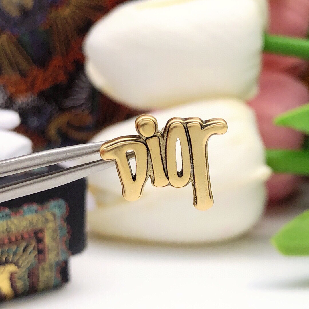 Dior D*or 最新款 光面字母迷你耳钉 一致zp材质