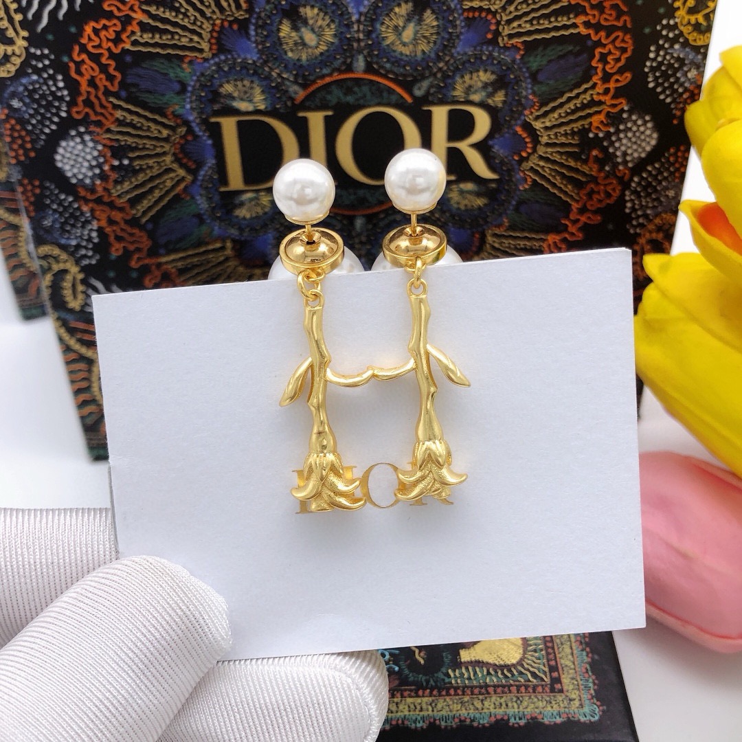Dior Dior新款大小珍珠玫瑰胸针 法式浪漫 奢华 闭眼入单品