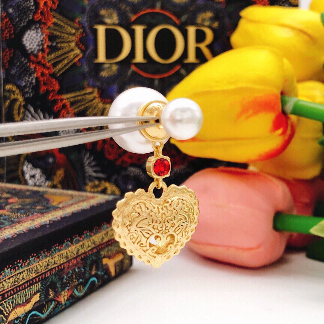 Dior Dior爱心珍珠耳钉 超美 怎么搭配怎么 一致ZP特定的色珠 不是那种全白的
