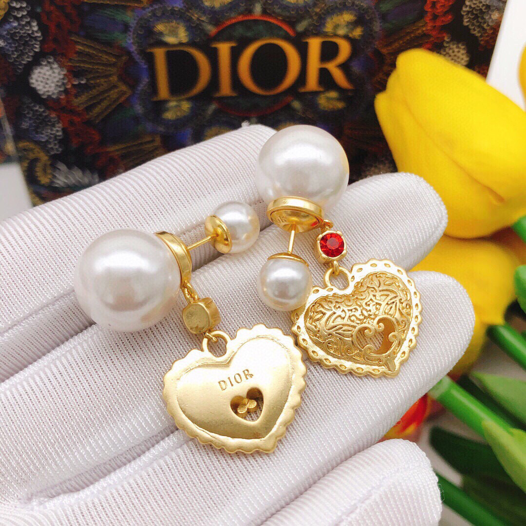 Dior Dior爱心珍珠耳钉 超美 怎么搭配怎么 一致ZP特定的色珠 不是那种全白的