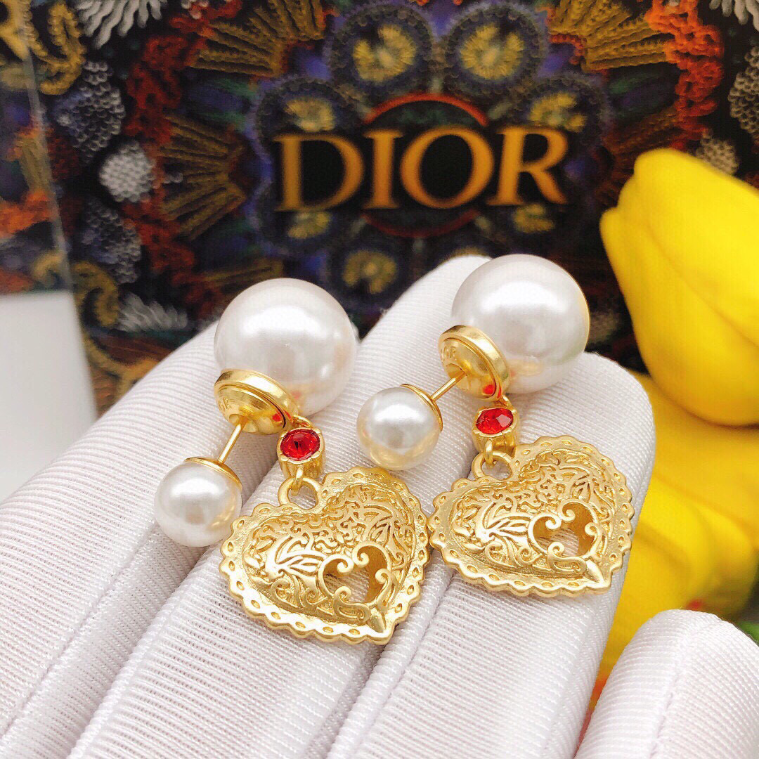 Dior Dior爱心珍珠耳钉 超美 怎么搭配怎么 一致ZP特定的色珠 不是那种全白的