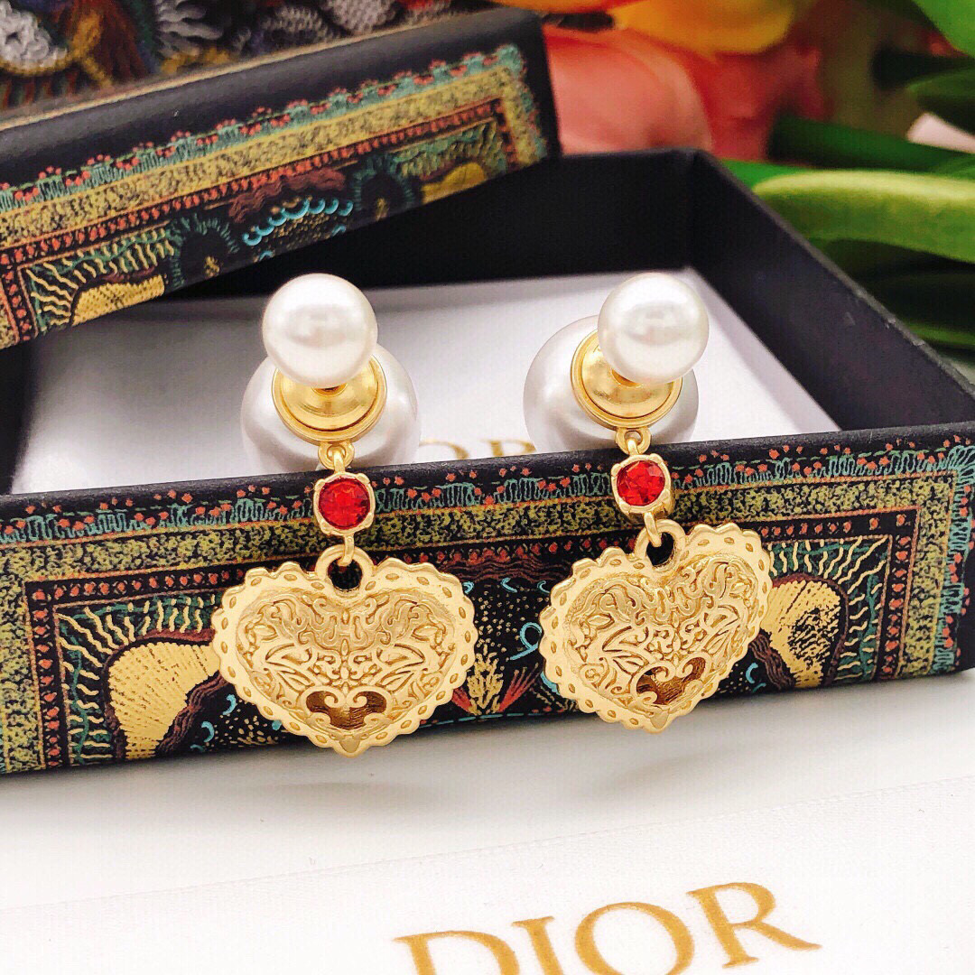 Dior Dior爱心珍珠耳钉 超美 怎么搭配怎么 一致ZP特定的色珠 不是那种全白的
