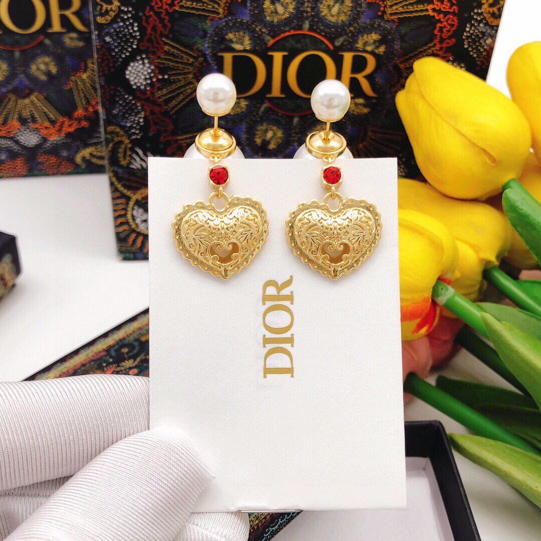 Dior Dior爱心珍珠耳钉 超美 怎么搭配怎么 一致ZP特定的色珠 不是那种全白的