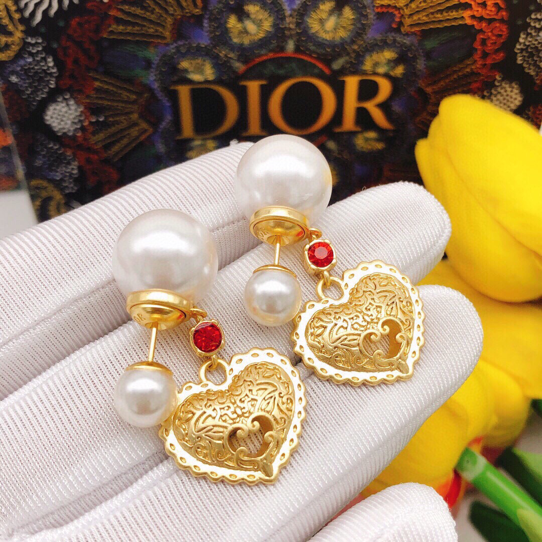 Dior Dior爱心珍珠耳钉 超美 怎么搭配怎么 一致ZP特定的色珠 不是那种全白的