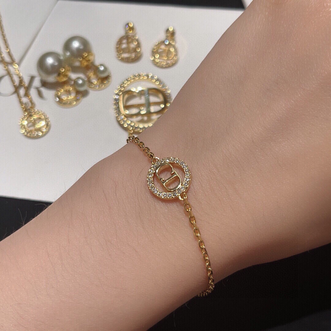 Dior DIOR迪奥 新品 圆形CD吊坠微镶钻 高端品质 1:1开模 同黄铜材质 高级925银针防过敏处理