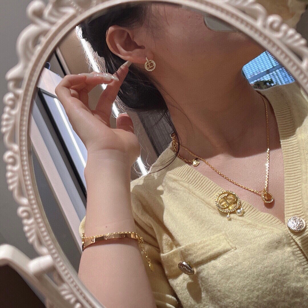 Dior DIOR迪奥 新品 圆形CD吊坠微镶钻 高端品质 1:1开模 同黄铜材质 高级925银针防过敏处理