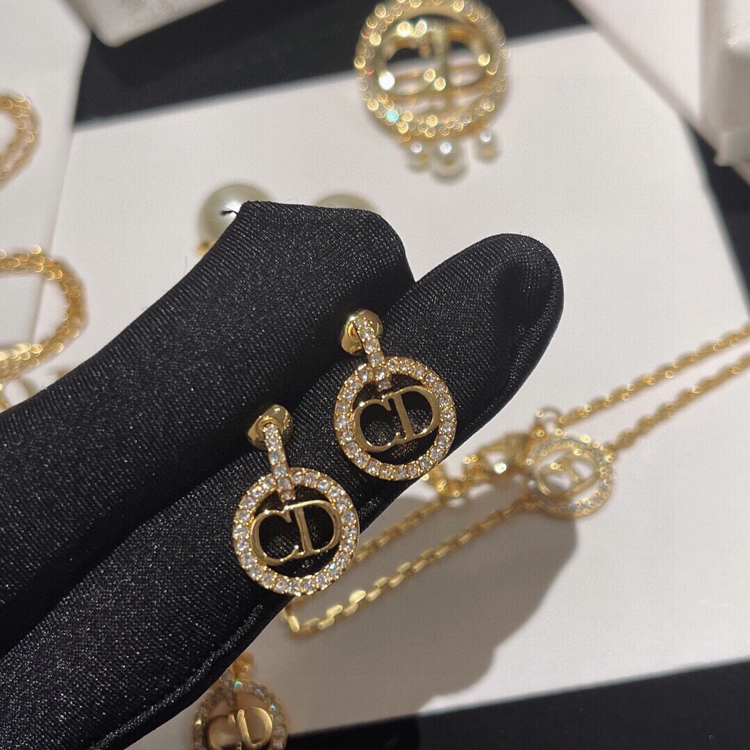 Dior DIOR迪奥 新品 圆形CD吊坠微镶钻 高端品质 1:1开模 同黄铜材质 高级925银针防过敏处理