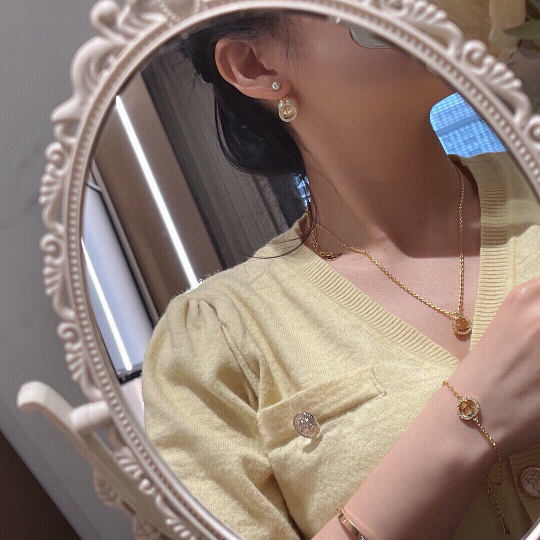 Dior DIOR迪奥 新品 圆形CD吊坠微镶钻 高端品质 1:1开模 同黄铜材质 高级925银针防过敏处理