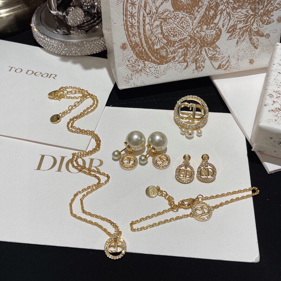 Dior DIOR迪奥 新品 圆形CD吊坠微镶钻 高端品质 1:1开模 同黄铜材质 高级925银针防过敏处理
