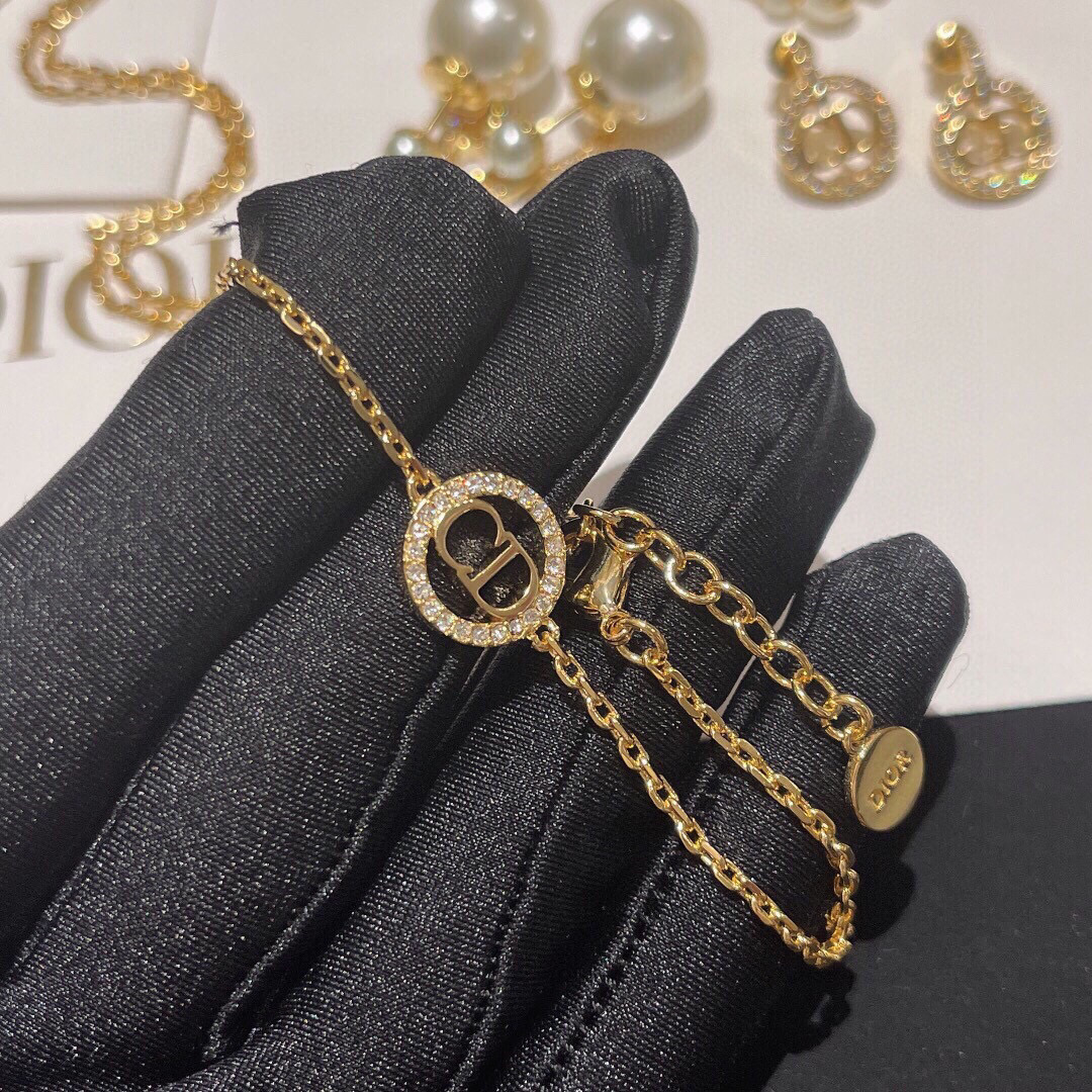 Dior DIOR迪奥 新品 圆形CD吊坠微镶钻 高端品质 1:1开模 同黄铜材质 高级925银针防过敏处理