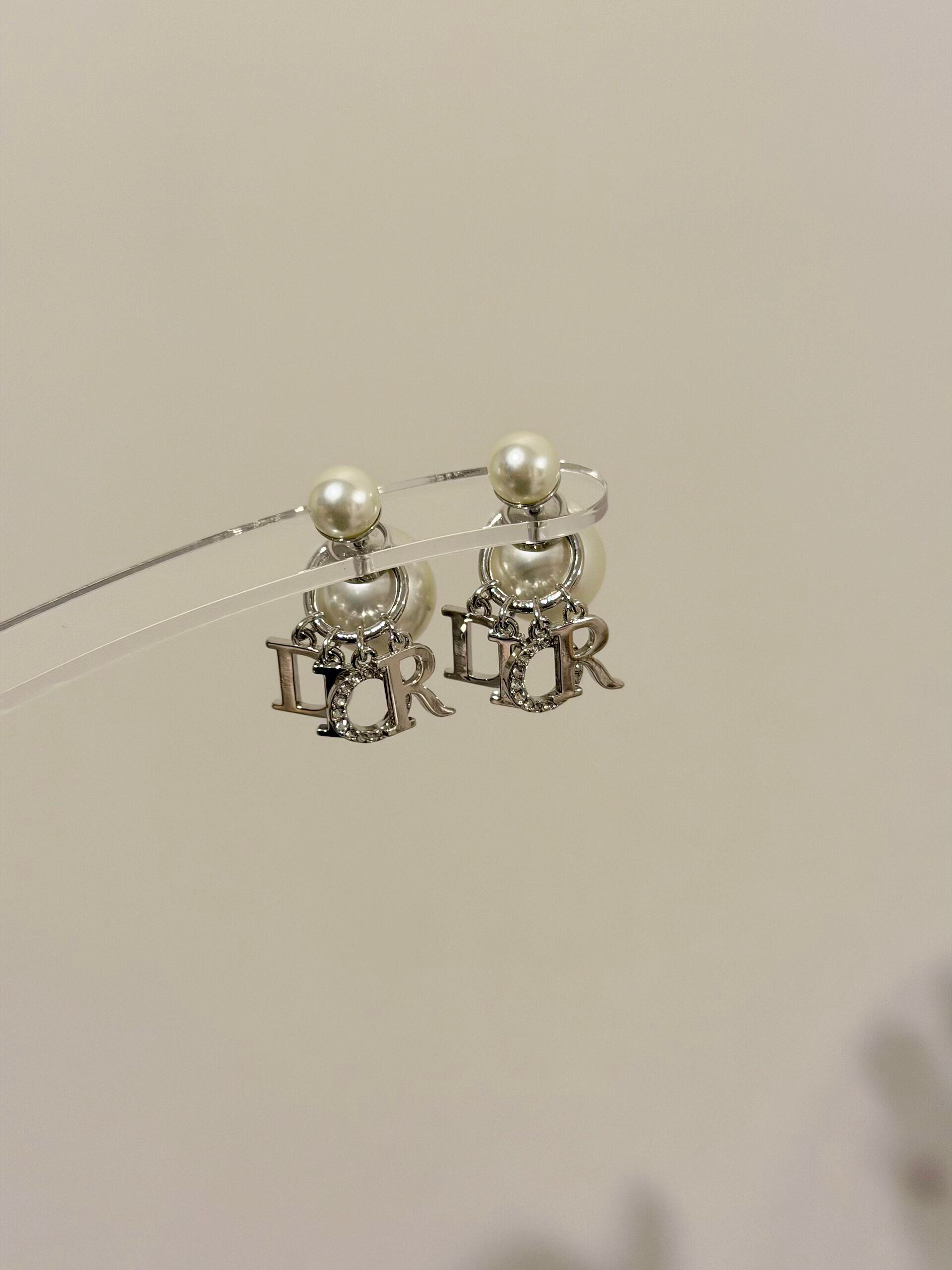 Dior 迪奥大小珍珠流苏dior 字母银色镶钻