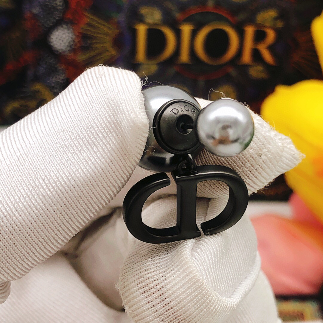 Dior 迪奥字母CD大小珍珠耳钉黑色高级感