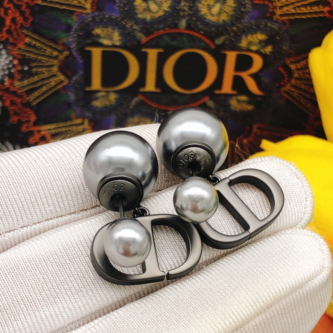 Dior 迪奥字母CD大小珍珠耳钉黑色高级感