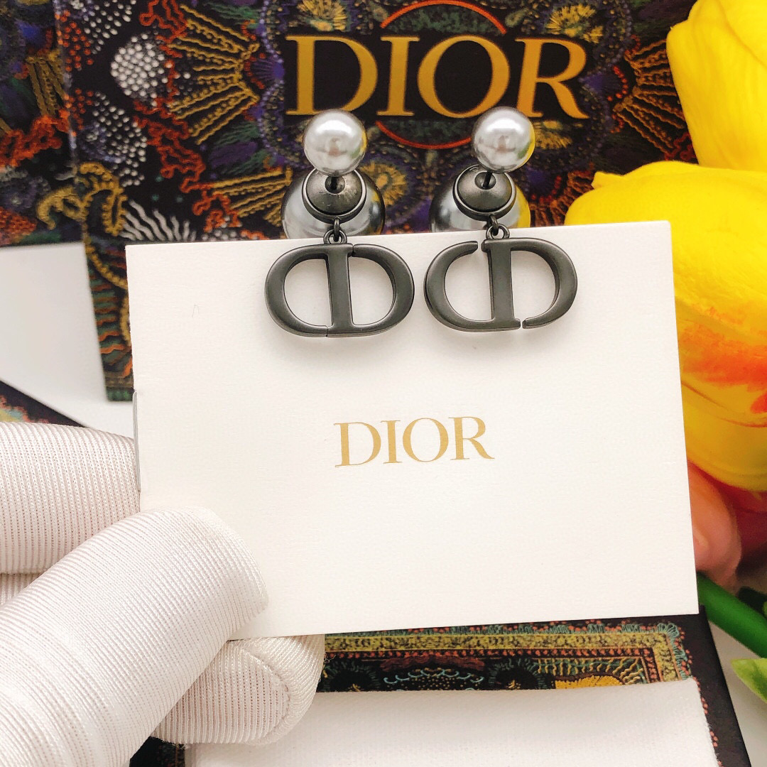 Dior 迪奥字母CD大小珍珠耳钉黑色高级感
