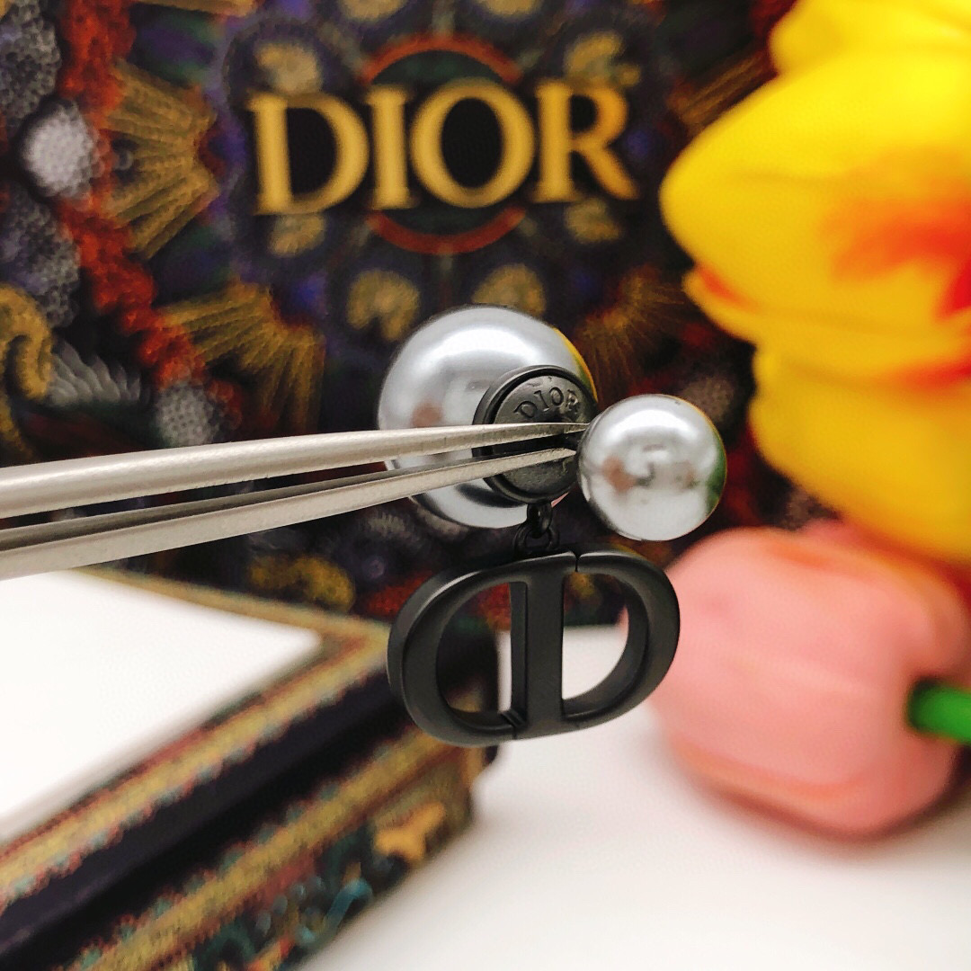 Dior 迪奥字母CD大小珍珠耳钉黑色高级感