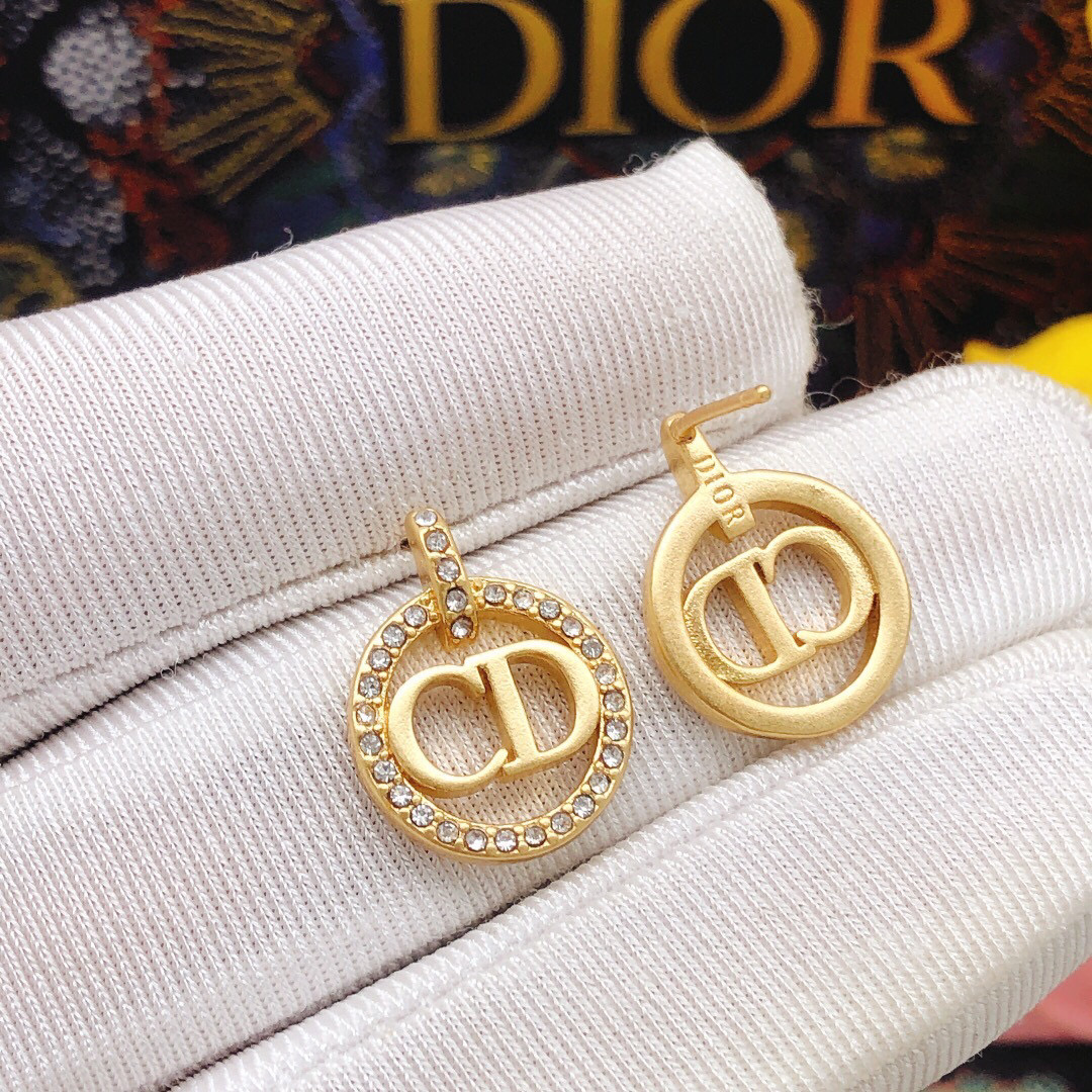 Dior DIOR迪奥 新品 圆形CD吊坠微镶钻 高端品质 1:1开模 同黄铜材质 高级925银针防过敏处理