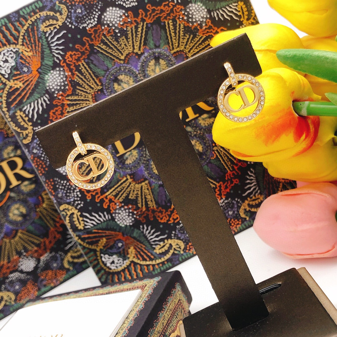 Dior DIOR迪奥 新品 圆形CD吊坠微镶钻 高端品质 1:1开模 同黄铜材质 高级925银针防过敏处理