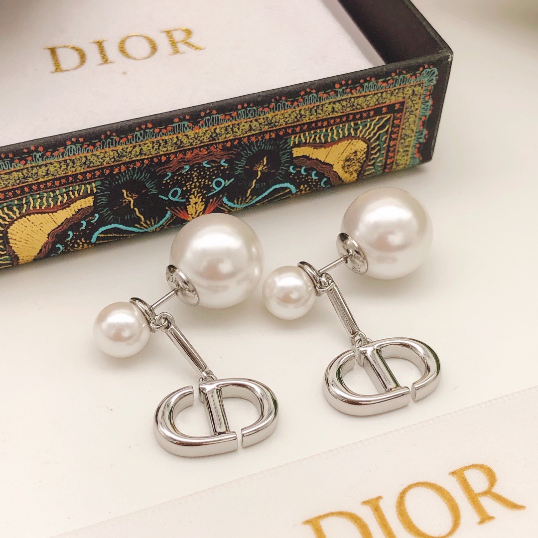 Dior Dior天然淡水 大小珍珠CD光面银色猪鼻子耳钉 同款材质 925银针 高品质