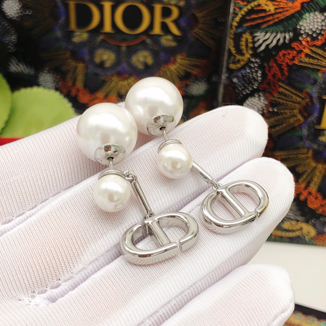 Dior Dior天然淡水 大小珍珠CD光面银色猪鼻子耳钉 同款材质 925银针 高品质