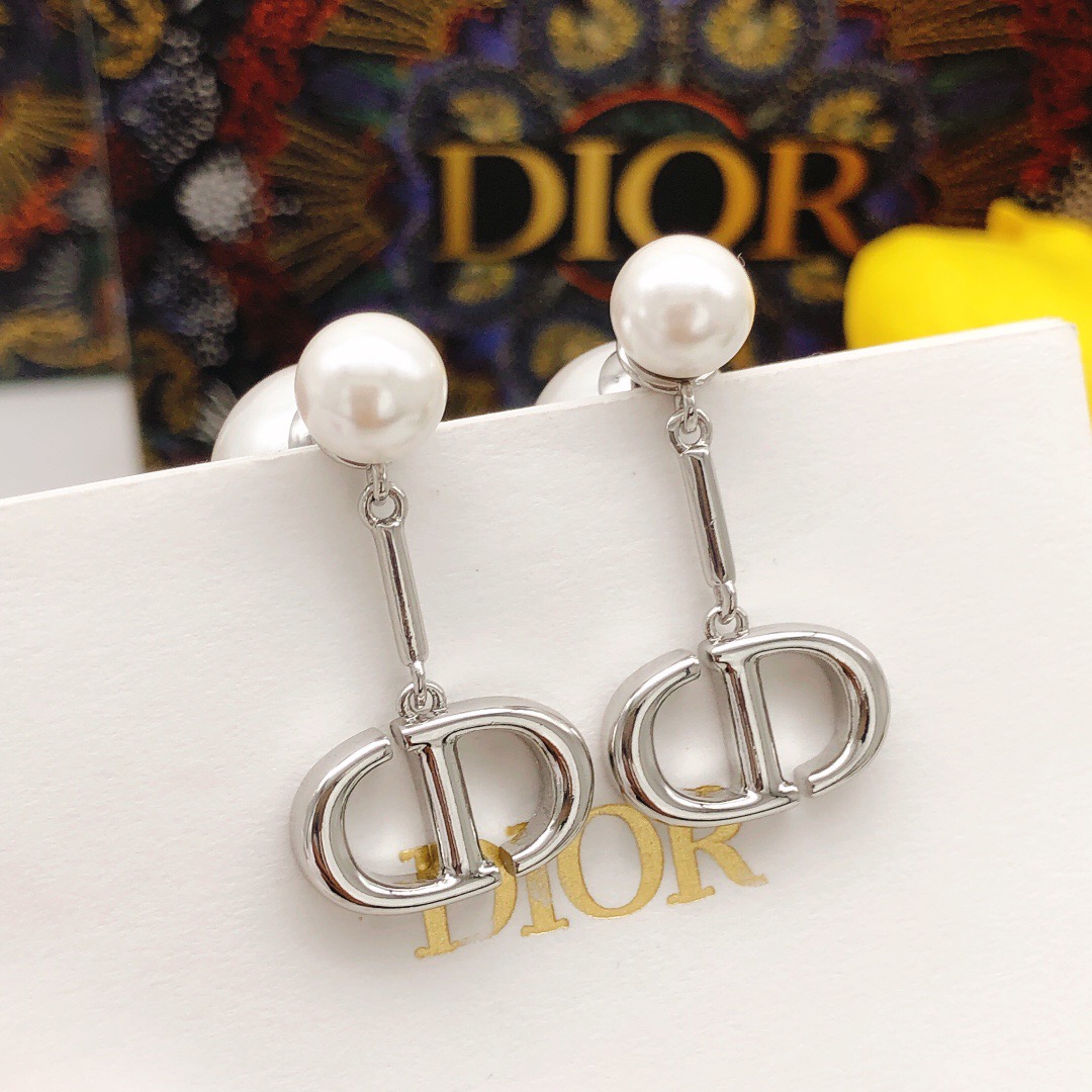 Dior Dior天然淡水 大小珍珠CD光面银色猪鼻子耳钉 同款材质 925银针 高品质
