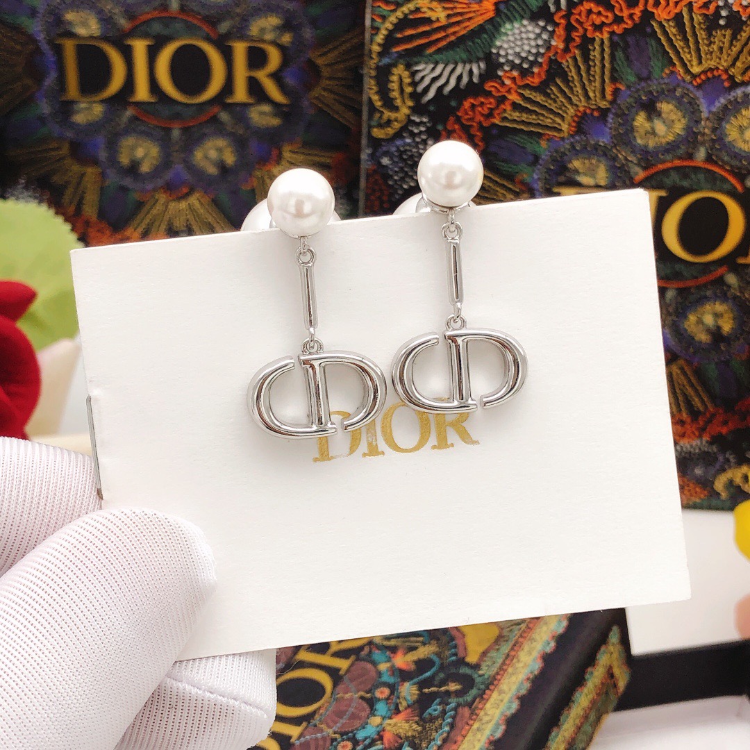 Dior Dior天然淡水 大小珍珠CD光面银色猪鼻子耳钉 同款材质 925银针 高品质