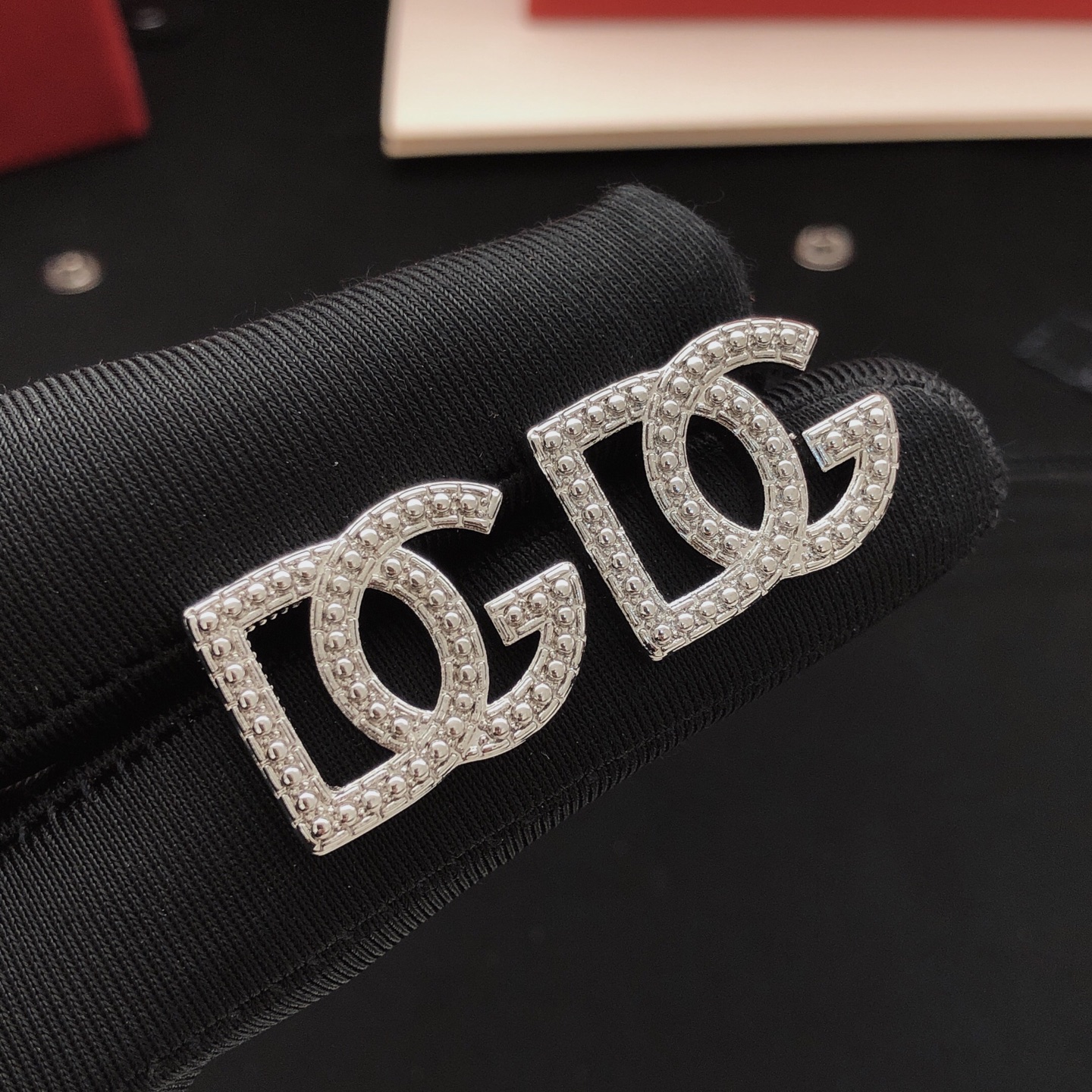 Número DGED0066 【DG*último modelo🆕🆕pendientes pulidos】mismo material de latón que ZP