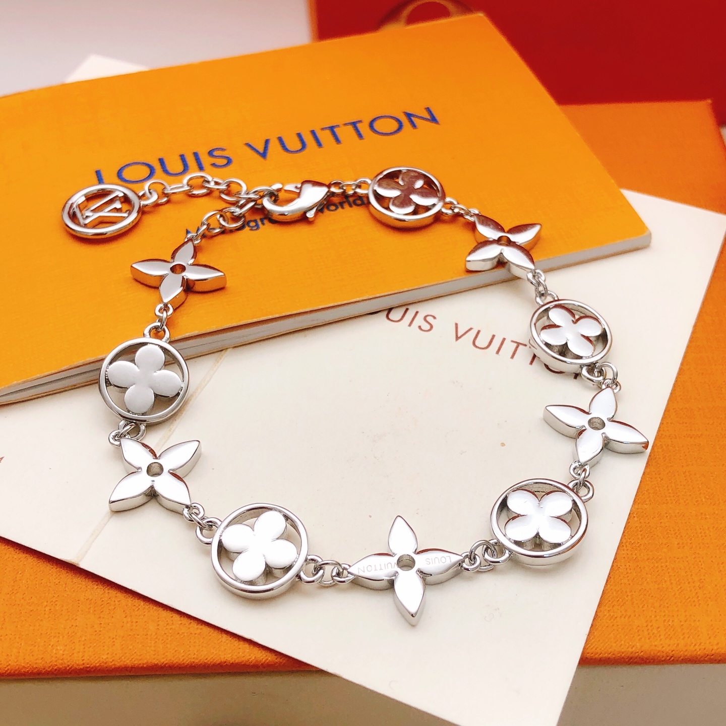 Número LSL0354 【Lv*último modelo🆕🆕pulsera plateada con diamantes de colores】consistente con material de latón ZP