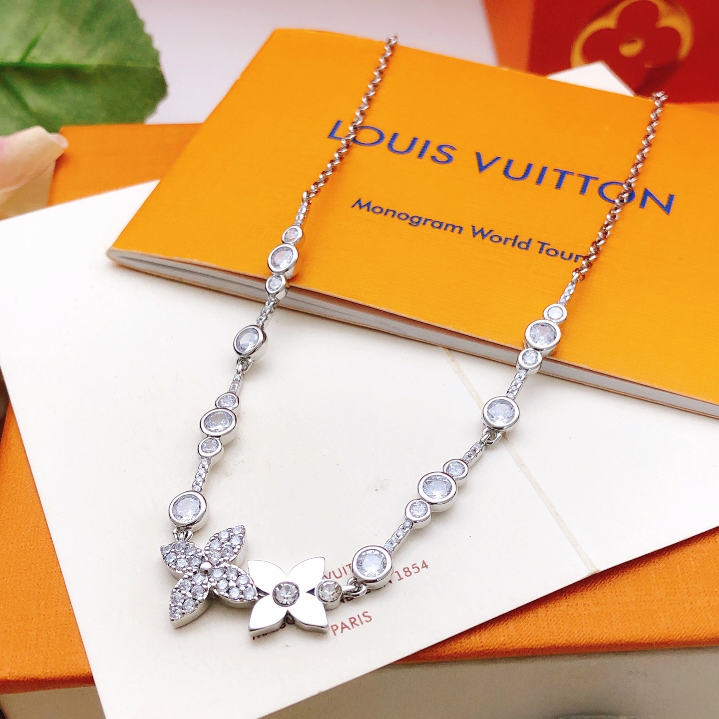 Número LXL0383 【Lv*último modelo🆕🆕collar plateado con diamantes】consistente con material de latón ZP