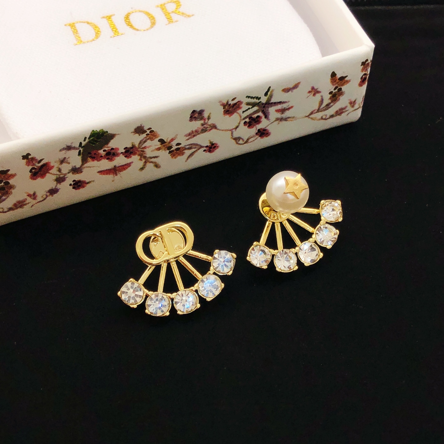 Dior Dior 迪奥 七镶钻CD珍珠耳钉