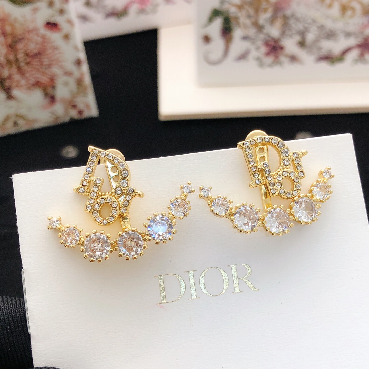 Dior dior 迪奥 镶钻北岛七星新款 字母Dior耳钉 一致 品质黄酮材质，百搭 值得入手