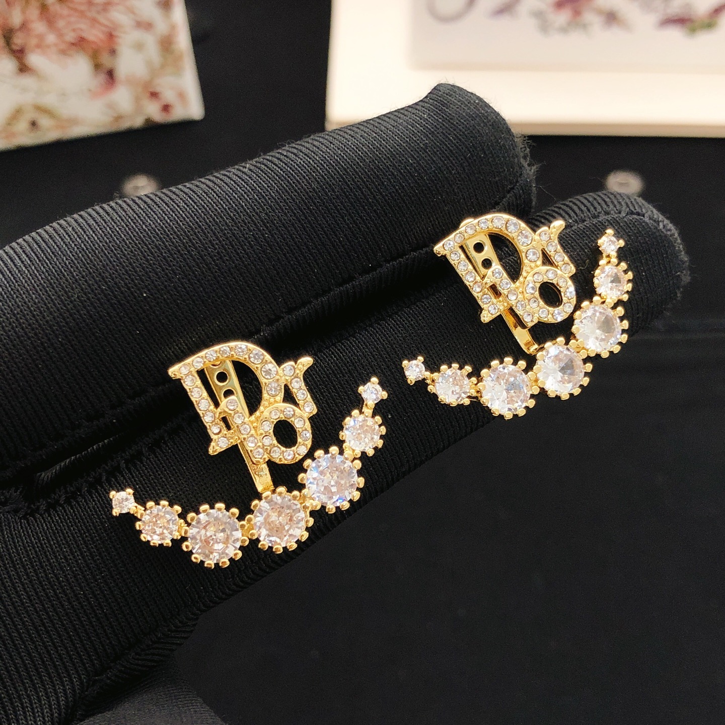 Dior dior 迪奥 镶钻北岛七星新款 字母Dior耳钉 一致 品质黄酮材质，百搭 值得入手