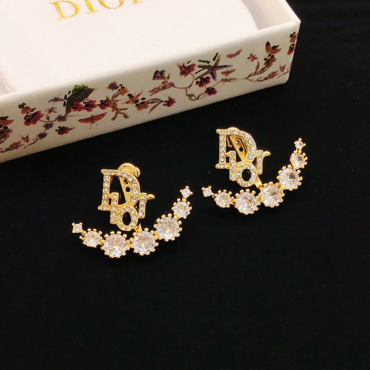 Dior dior 迪奥 镶钻北岛七星新款 字母Dior耳钉 一致 品质黄酮材质，百搭 值得入手
