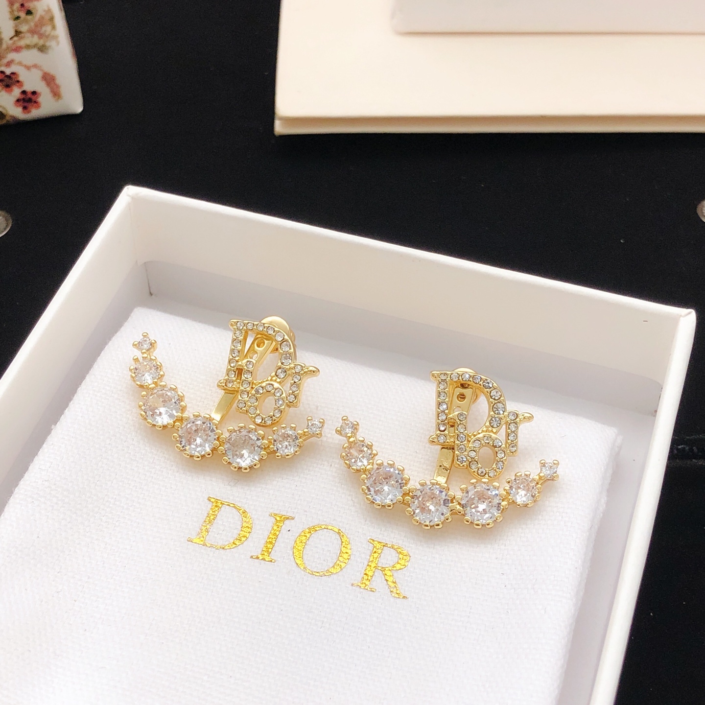Dior dior 迪奥 镶钻北岛七星新款 字母Dior耳钉 一致 品质黄酮材质，百搭 值得入手