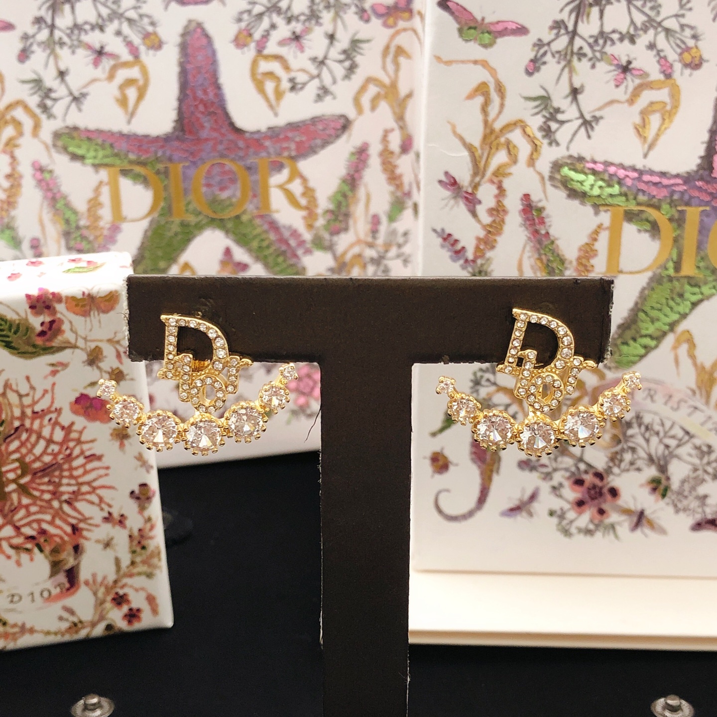 Dior dior 迪奥 镶钻北岛七星新款 字母Dior耳钉 一致 品质黄酮材质，百搭 值得入手